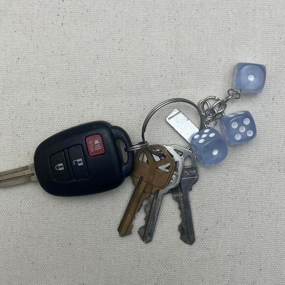 Y2k 2000s vintage style light blue dice key chain - Picture 3 of 6